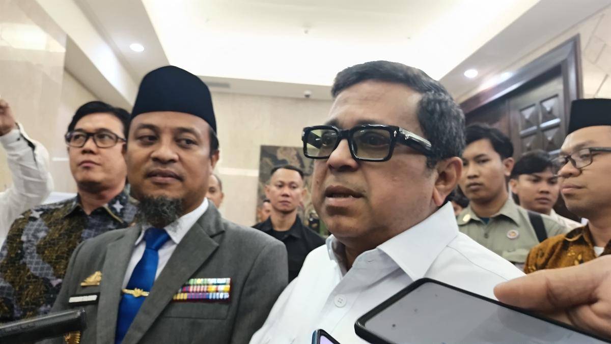 Kepala BPJPH Ahmad Haikal Hasan usai memberi sambutan dalam Opening Ceremony Bulan Ekonomi dan Keuangan Syariah Sulsel 2025 di Baruga Phinisi KPwBI, Makassar, Rabu (1/10/2025). (IDN Times/Asrhawi Muin)