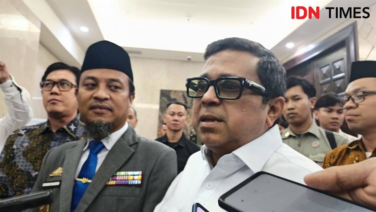 Kepala BPJPH Ahmad Haikal Hasan usai memberi sambutan dalam Opening Ceremony Bulan Ekonomi dan Keuangan Syariah Sulsel 2025 di Baruga Phinisi KPwBI, Makassar, Rabu (1/10/2025). (IDN Times/Asrhawi Muin) 