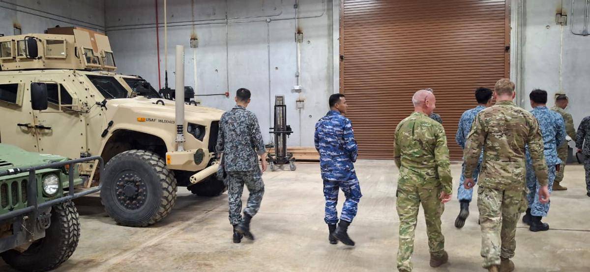Dua Perwira TNI Angkatan Udara (AU) mengikuti latihan penanggulangan bahan peledak atau Explosive Ordnance Disposal (EOD) dalam rangkaian Indo-Pacific Unity Allies and Partners Engineer Summit (IPU-APES) 2025 di Guam, Amerika Serikat, pada 22–26 September 2025 (dok. Dispenau)