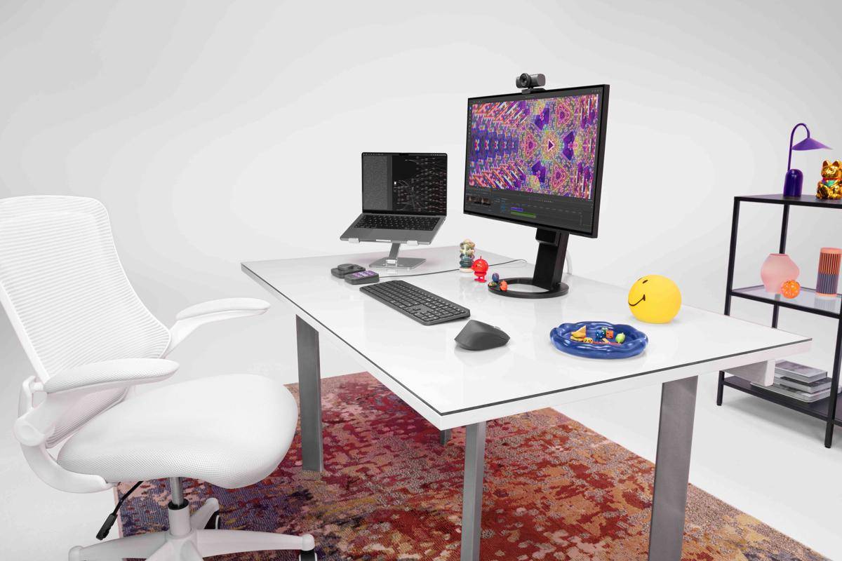 MX Master 4 LIFE Graphite FULL DESK.jpg