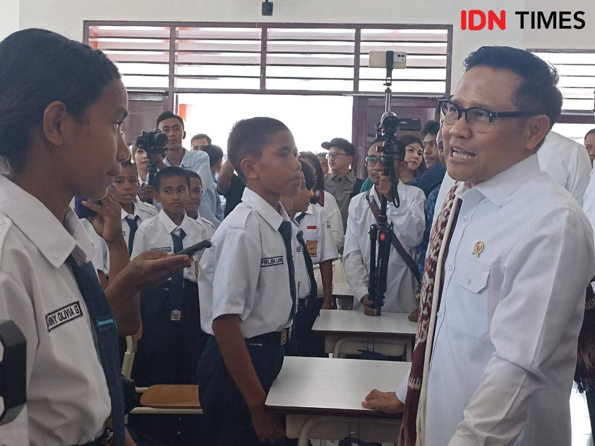 Menteri Koordinator Pemberdayaan Masyarakat (Menko PM) Muhaimin Iskandar mengunjungi Sekolah Rakyat Menengah Pertama 19 di Kabupaten Kupang, Nusa Tenggara Timur, Rabu (01/10/2025). (IDN Times/IDN Times Dini Suciatiningrum)