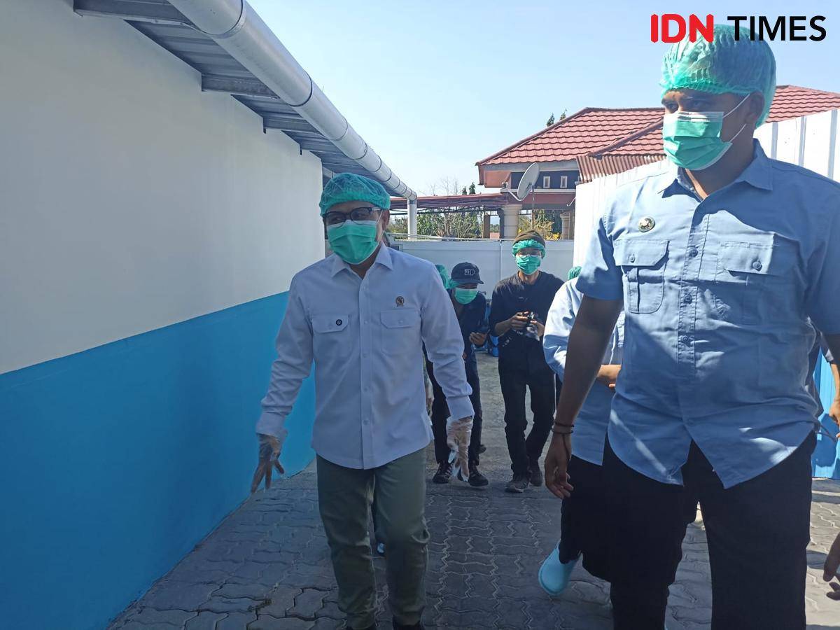 Menteri Koordinator Pemberdayaan Masyarakat (Menko PM) Muhaimin Iskandar mengunjungi SPPG Kupang Timur, Nusa Tenggara Timur, Rabu (1/10/2025). (IDN Times/IDN Times Dini Suciatiningrum)