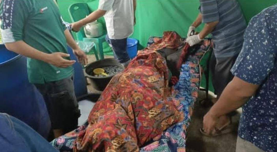 Warga sekitar saat mengurus pemakaman almarhum Mulyanto. (Dok. Istimewa)