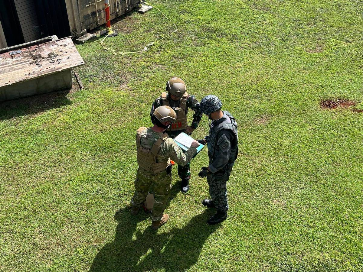 Dua Perwira TNI Angkatan Udara (AU) mengikuti latihan penanggulangan bahan peledak atau Explosive Ordnance Disposal (EOD) dalam rangkaian Indo-Pacific Unity Allies and Partners Engineer Summit (IPU-APES) 2025 di Guam, Amerika Serikat, pada 22–26 September 2025 (dok. Dispenau)