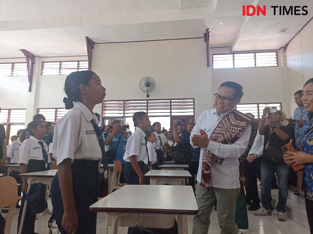 Menteri Koordinator Pemberdayaan Masyarakat (Menko PM) Muhaimin Iskandar mengunjungi Sekolah Rakyat Menengah Pertama 19 di Kabupaten Kupang, Nusa Tenggara Timur, Rabu (01/10/2025). (IDN Times/IDN Times Dini Suciatiningrum)