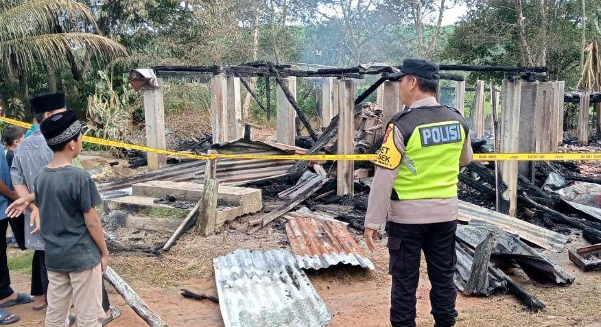 Suasana kebakaran di Desa Rasuan OKU Timur. (Dok. Polsek Madang Suku I)