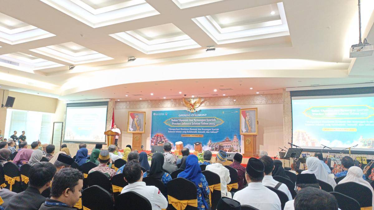 Kepala BPJPH Ahmad Haikal Hasan memberi sambutan dalam Opening Ceremony Bulan Ekonomi dan Keuangan Syariah Sulsel 2025 di Baruga Phinisi KPwBI, Makassar, Rabu (1/10/2025). (IDN Times/Asrhawi Muin) 