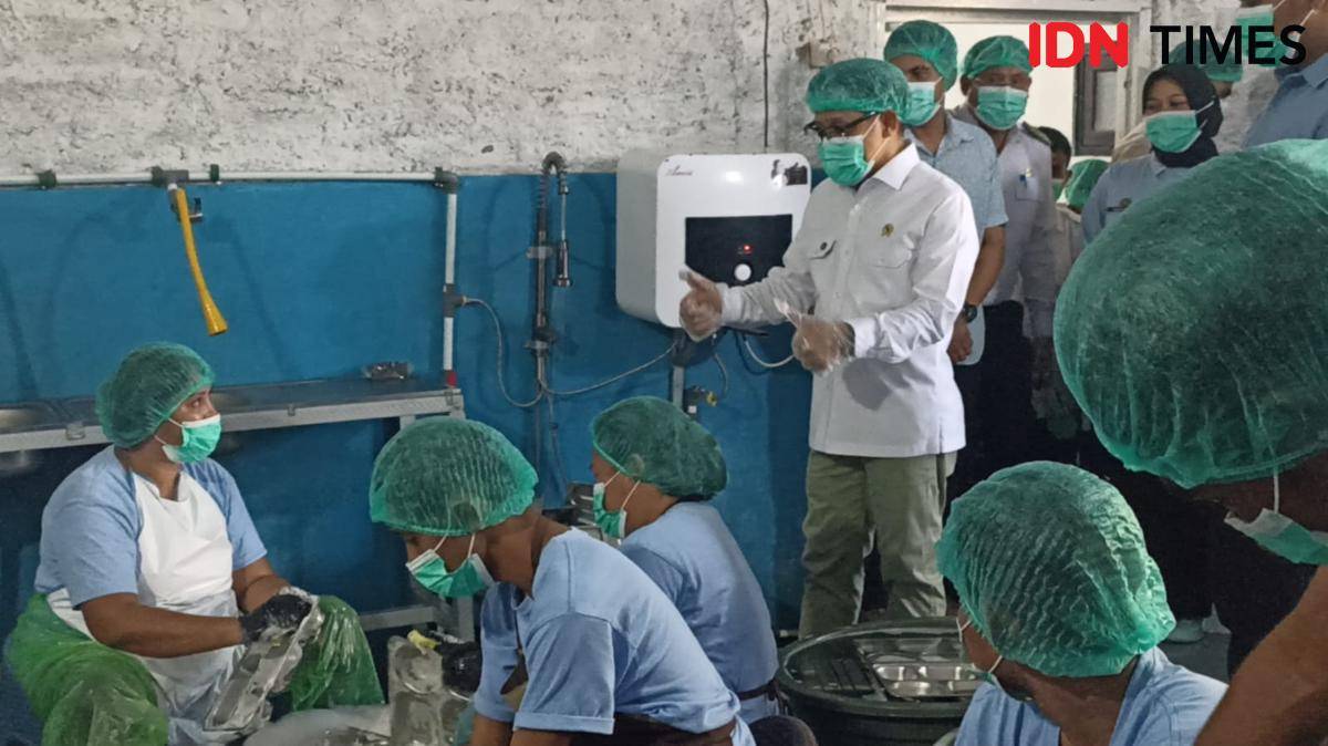 Menteri Koordinator Pemberdayaan Masyarakat (Menko PM) Muhaimin Iskandar mengunjungi SPPG Kupang Timur, Nusa Tenggara Timur, Rabu (1/10/2025). (IDN Times/IDN Times Dini Suciatiningrum)