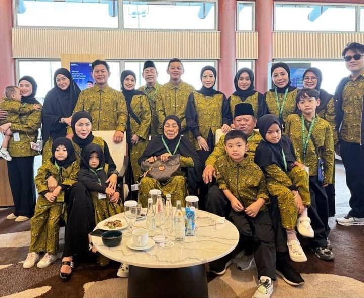 potret Nina Zatulini umrah bersama keluarga besar