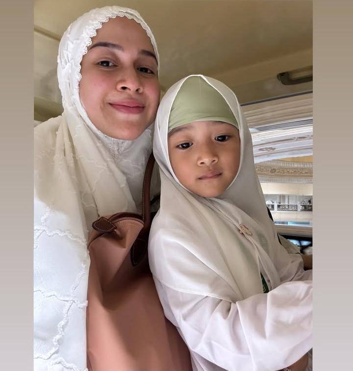 potret Nina Zatulini umrah bersama keluarga besar