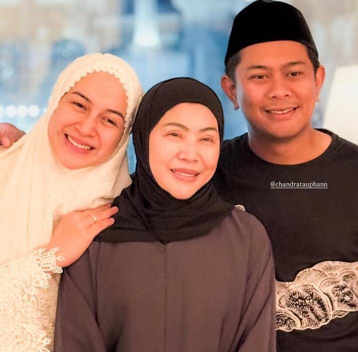 potret Nina Zatulini umrah bersama keluarga besar