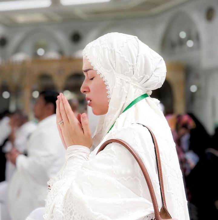 potret Nina Zatulini umrah bersama keluarga besar