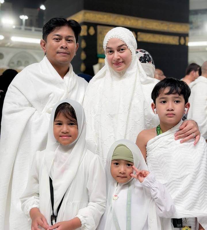 potret Nina Zatulini umrah bersama keluarga besar