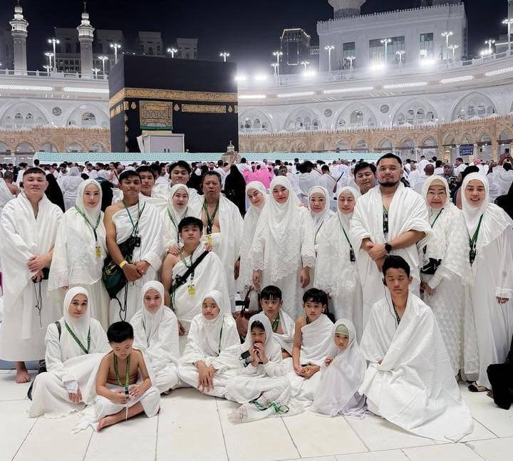 potret Nina Zatulini umrah bersama keluarga besar