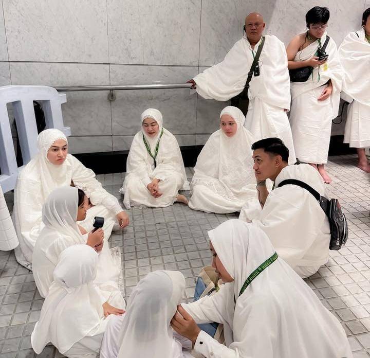 potret Nina Zatulini umrah bersama keluarga besar