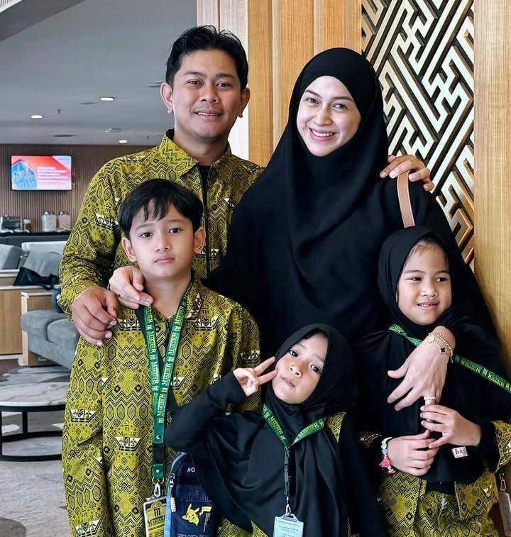 potret Nina Zatulini umrah bersama keluarga besar