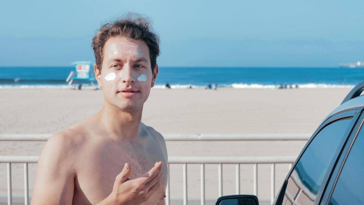 Pria menggunakan sunscreen (pexels.com/Kindel Media)