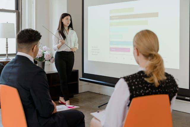 Ilustrasi seorang wanita sedang presentasi (Pexels.com/RDNE Stock project) 
