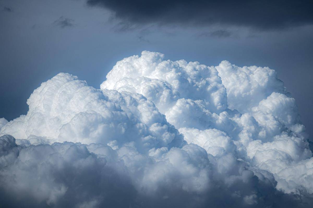 ilustrasi awan cumulonimbus (unsplash.com/Se. Tsuchiya)