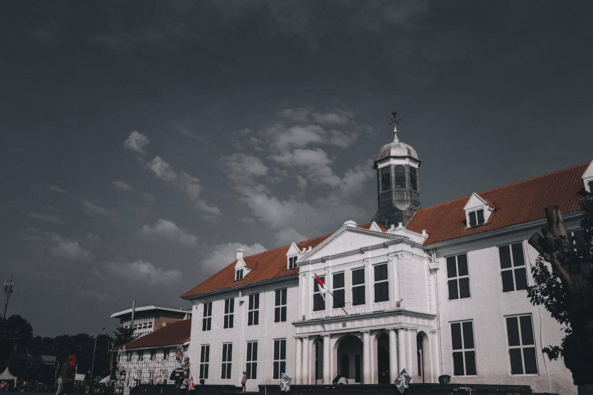 Kota Tua Jakarta (unsplash.com/Kent T. William)