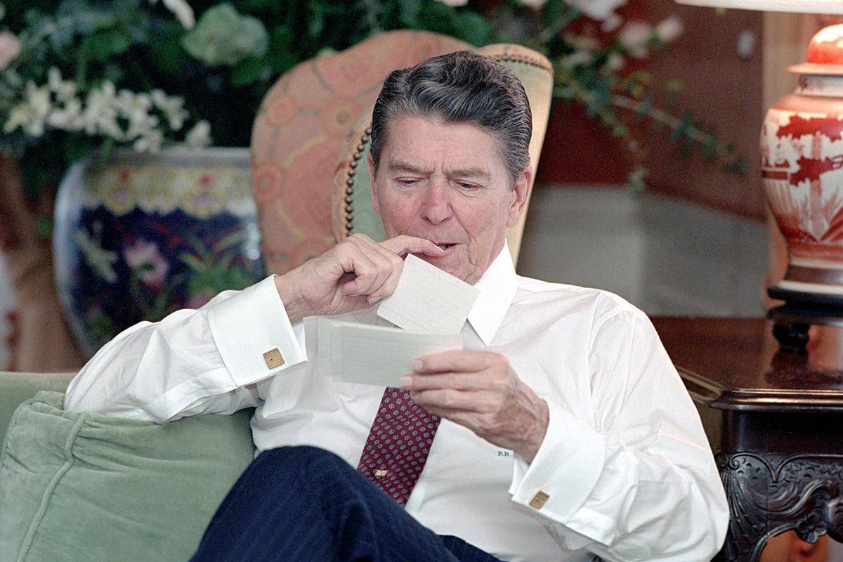 Presiden AS Ronald Reagan. (Series: Reagan White House Photographs, 1/20/1981 - 1/20/1989Collection: White House Photographic Collection, 1/20/1981 - 1/20/1989, Public domain, via Wikimedia Commons)