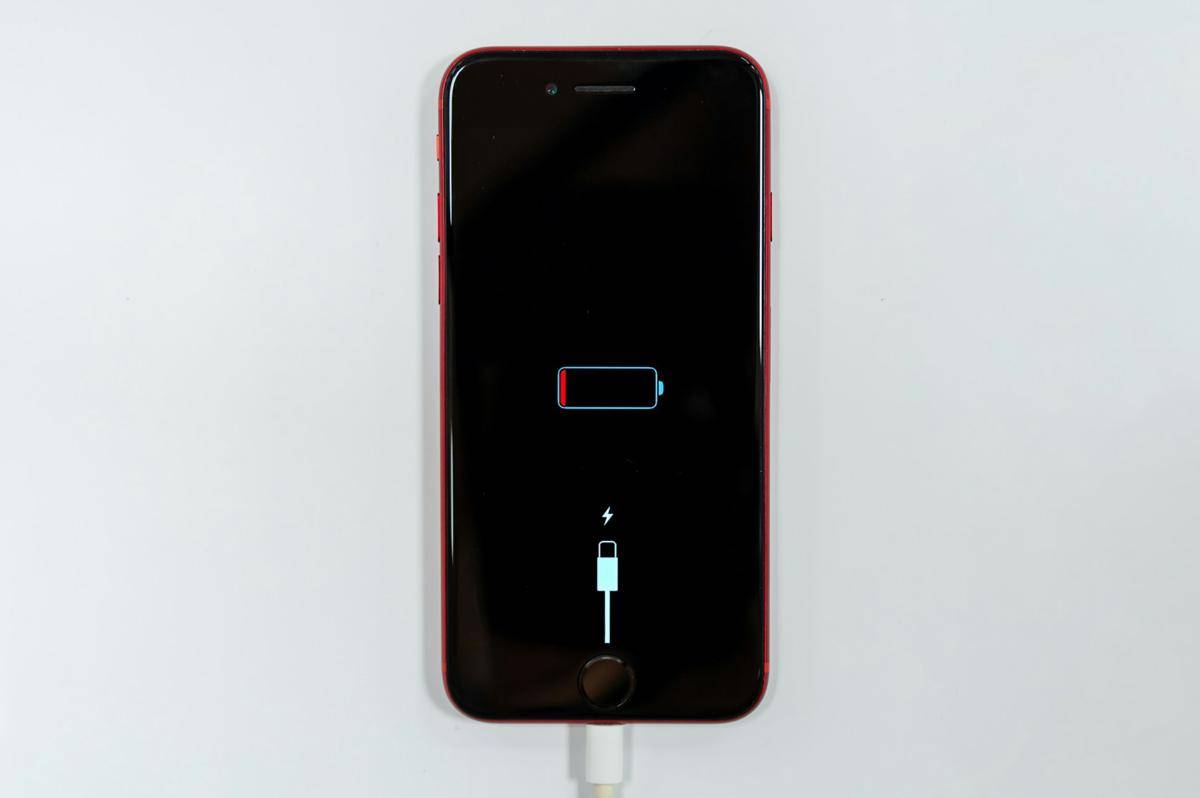 ilustrasi charging smartphone 