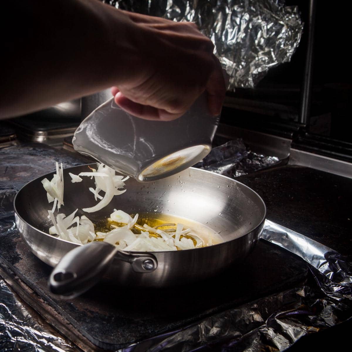 ilustrasi memasak di atas wajan 