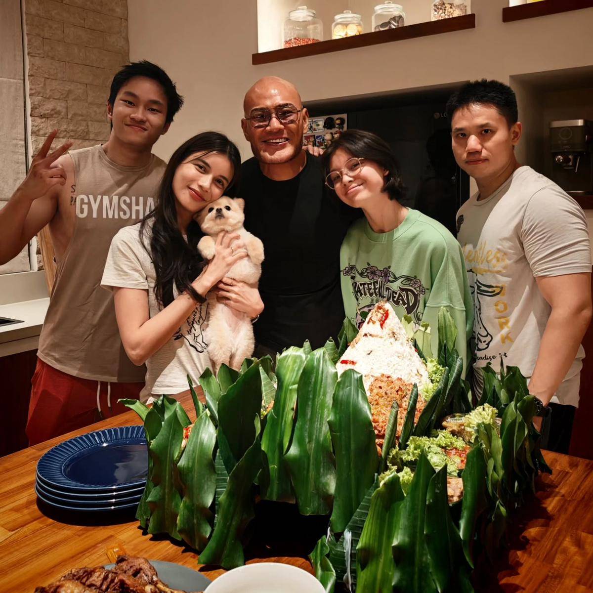 Deddy Corbuzier dan Sabrina dengan Chanel (Instagram.com/chanelinseoul_)