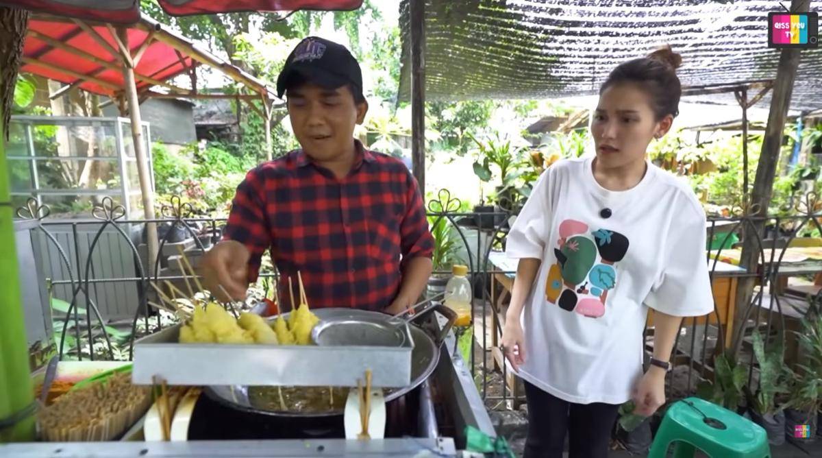 Ayu Ting Ting Beli Jajanan di Sekolahnya Dulu (youtube.com/Qiss You Tv)