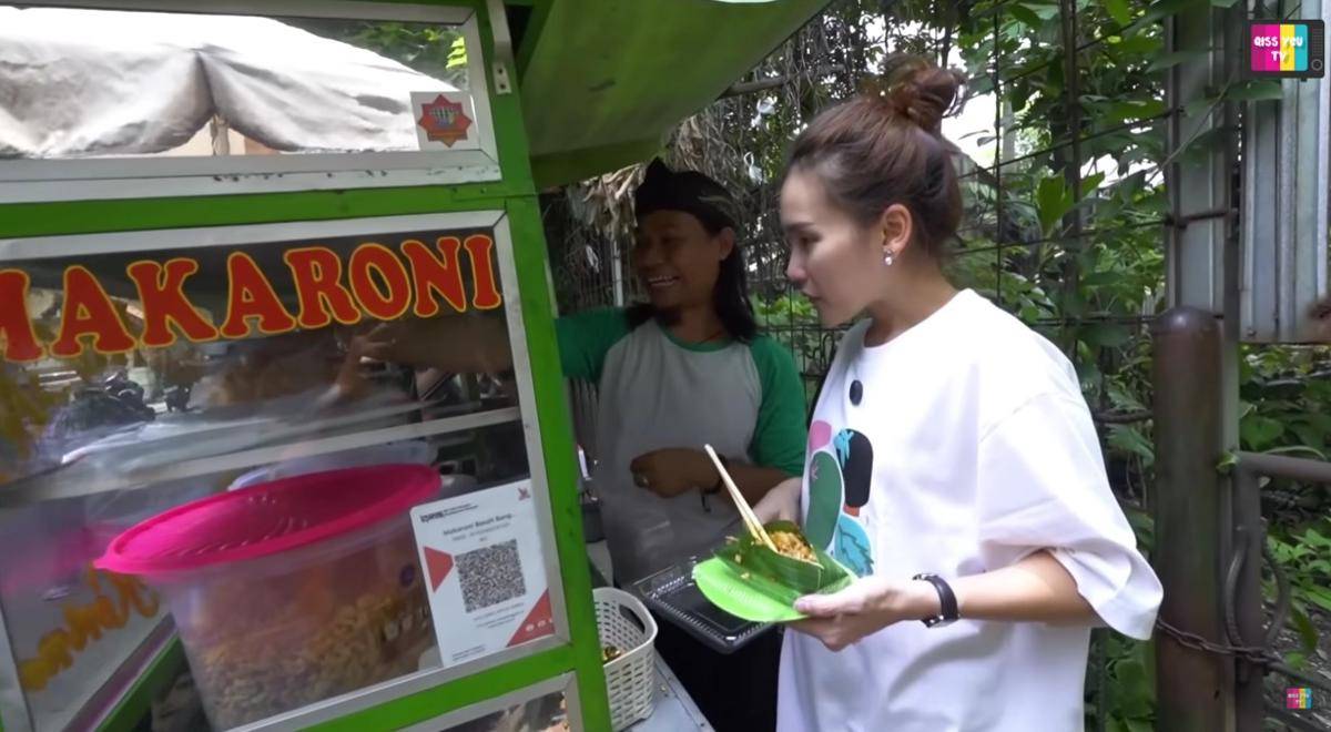Ayu Ting Ting Beli Jajanan di Sekolahnya Dulu (youtube.com/Qiss You Tv)