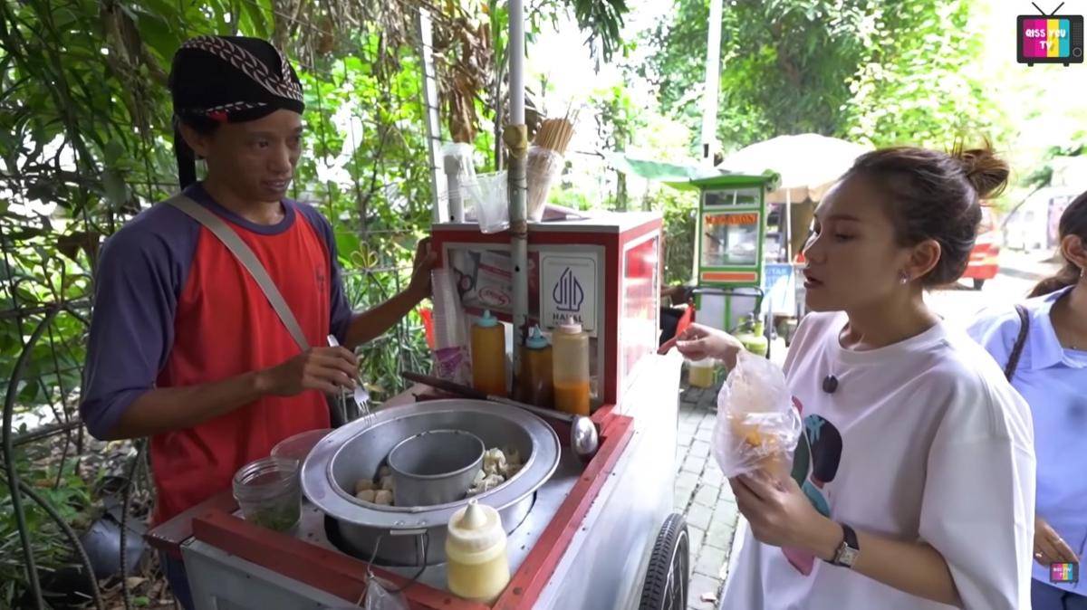 Ayu Ting Ting Beli Jajanan di Sekolahnya Dulu (youtube.com/Qiss You Tv)