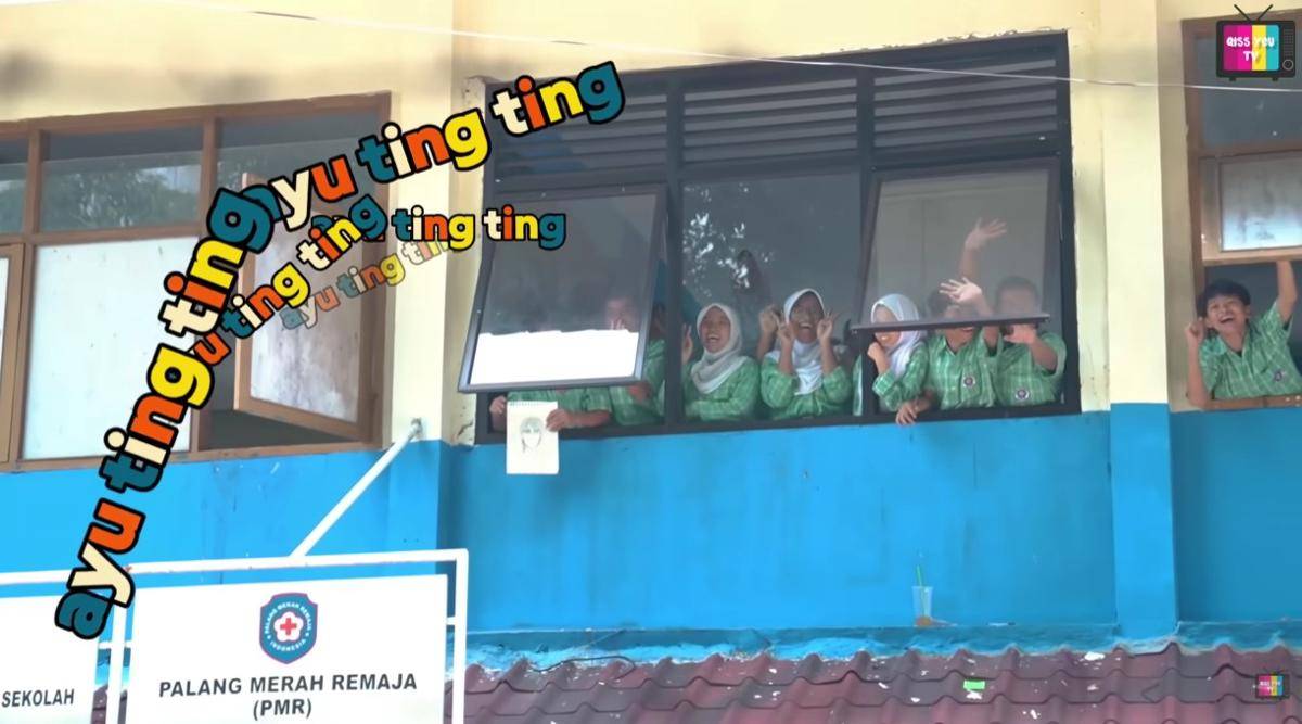 Ayu Ting Ting Beli Jajanan di Sekolahnya Dulu (youtube.com/Qiss You Tv)