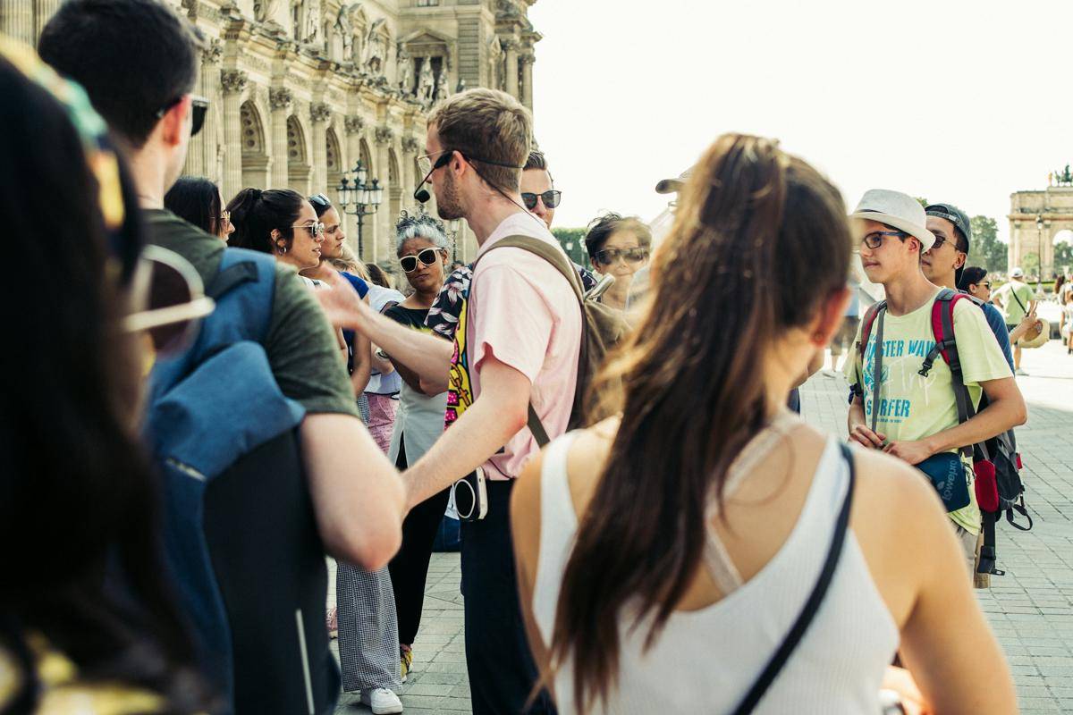 ilustrasi tour guide atau pemandu wisata (unsplash.com/Bernie Almanzar)