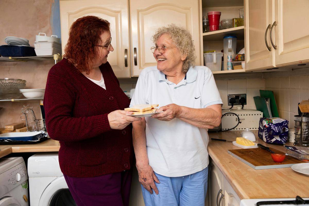 ilustrasi caregiver (unsplash.com/@ageing_better)