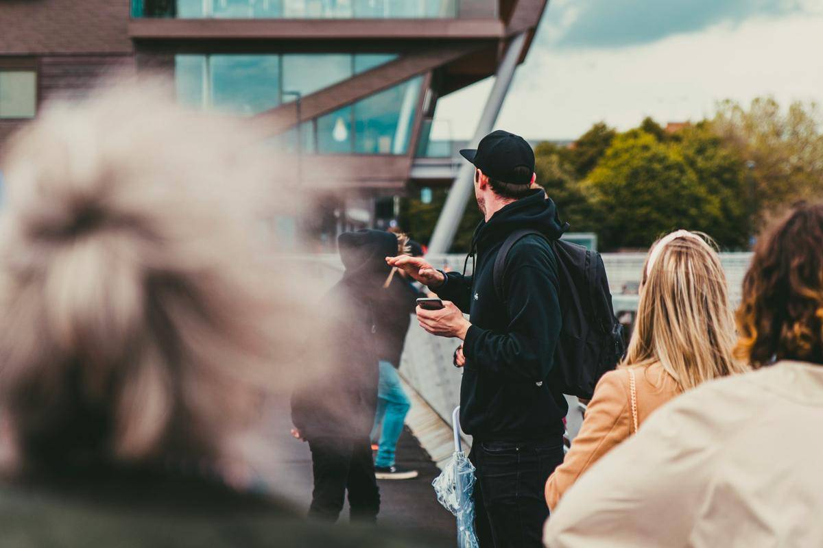 ilustrasi tour guide atau pemandu wisata (unsplash.com/Dan Smedley)