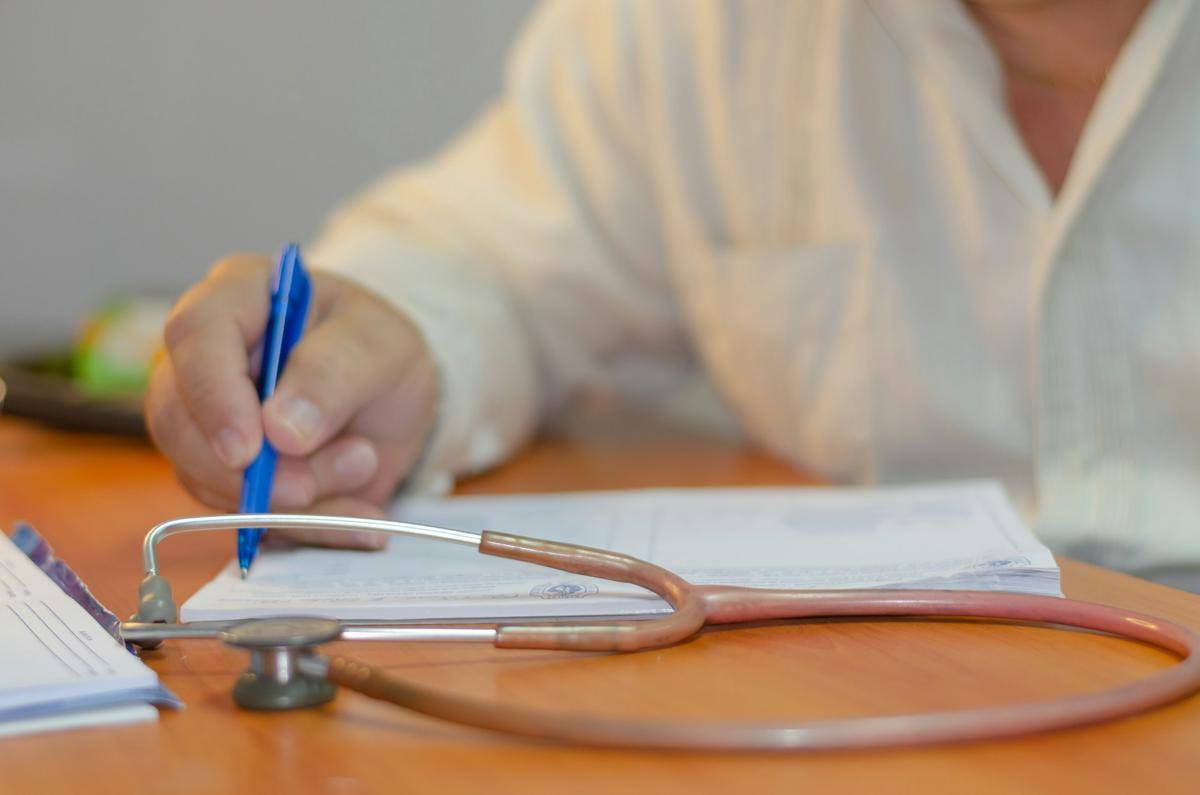 ilustrasi dokter sedang mengurus administrasi (unsplash.com/Frederick Medina)