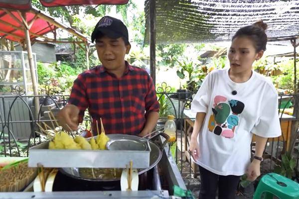 Ayu Ting Ting Beli Jajanan di Sekolahnya Dulu (youtube.com/Qiss You Tv)