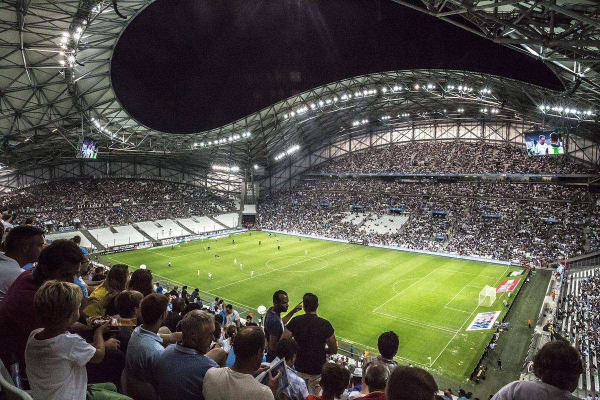ilustrasi suasana pertandingan di kandang Olympique Marseille, Stade Velodrome