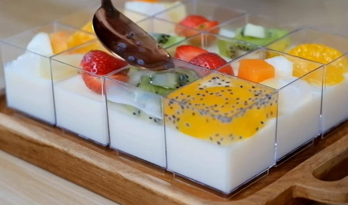ilustrasi membuat puding susu buah cup