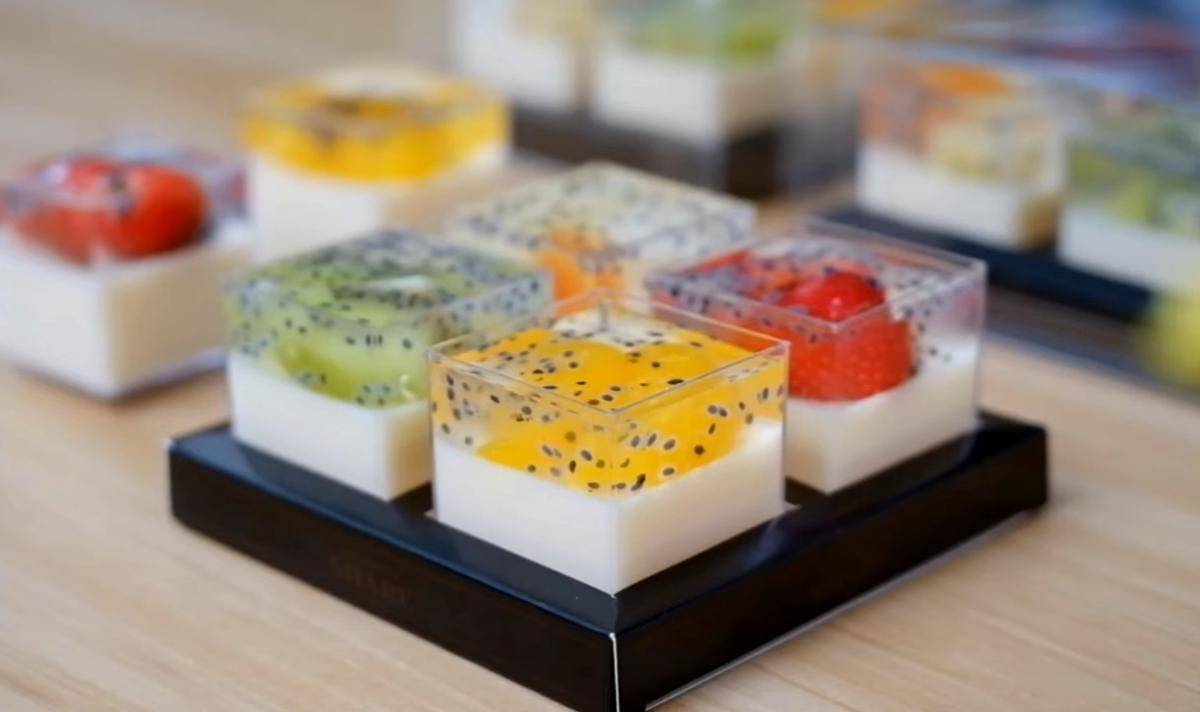 ilustrasi puding susu buah cup 