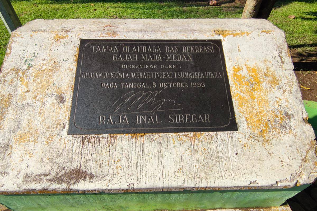 Prasasti peresmian Taman Olahraga dan Rekreasi Gajah Mada Medan yang diresmikan oleh Gubernur Sumatera Utara, Raja Inal Siregar, pada 5 Oktober 1993 (Mangara Wahyudi)
