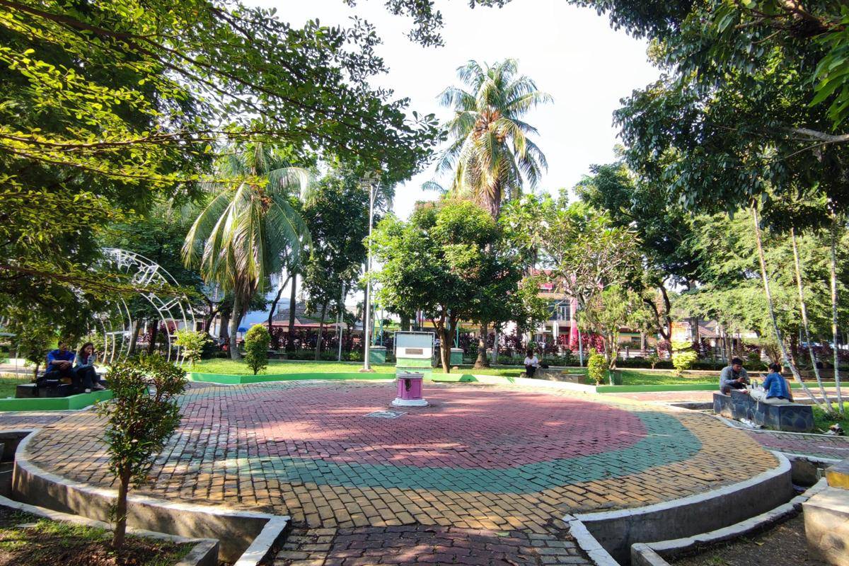 Suasana teduh di Taman Gajah Mada Medan, ruang hijau bersejarah yang jadi tempat warga bersantai, berolahraga, hingga menikmati ketenangan di tengah kota (Mangara Wahyudi)