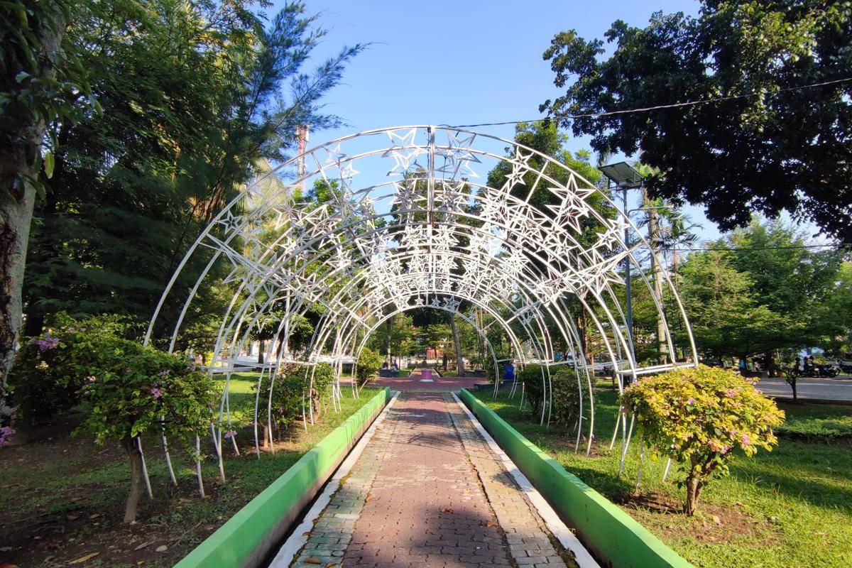 Lorong bintang di Taman Gajah Mada Medan, spot ikonik yang sering jadi favorit pengunjung untuk berfoto dan menikmati suasana hijau kota. (Mangara Wahyudi)