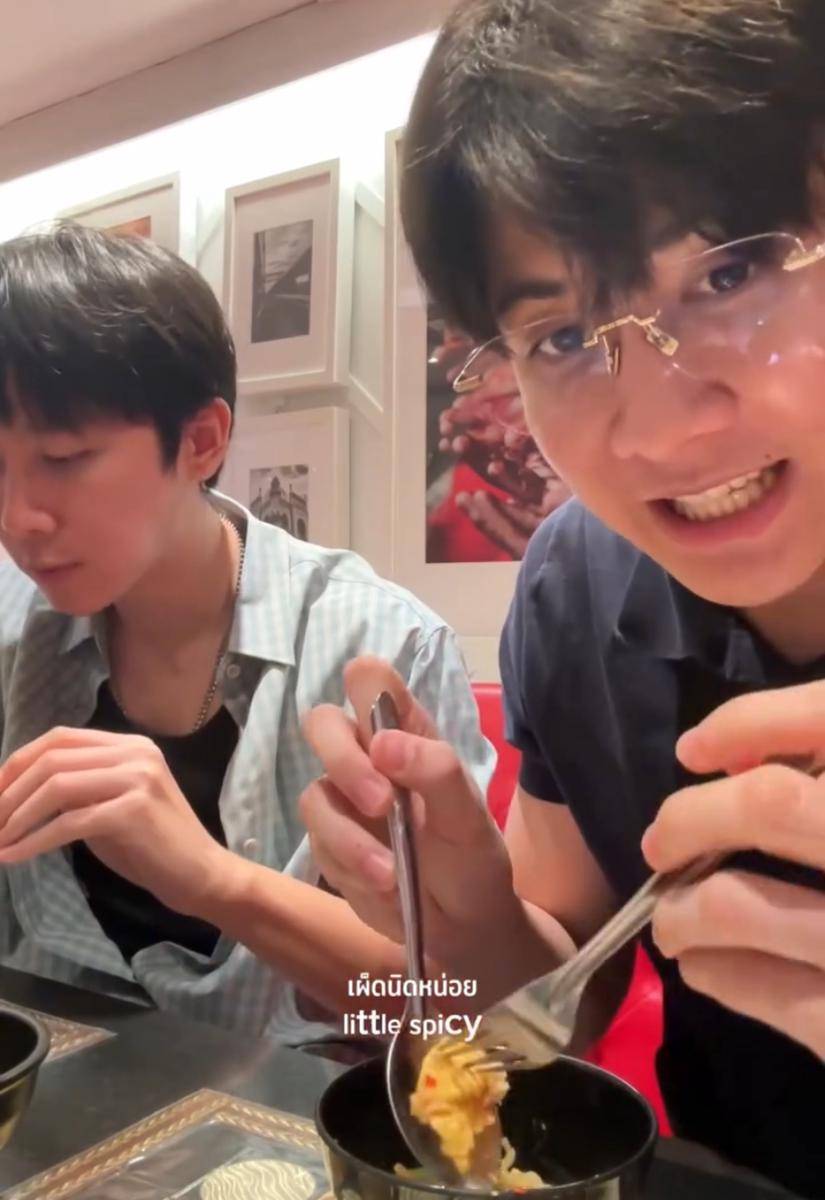 potret Bonnadol dan Mark Siwat perdana cobain seblak