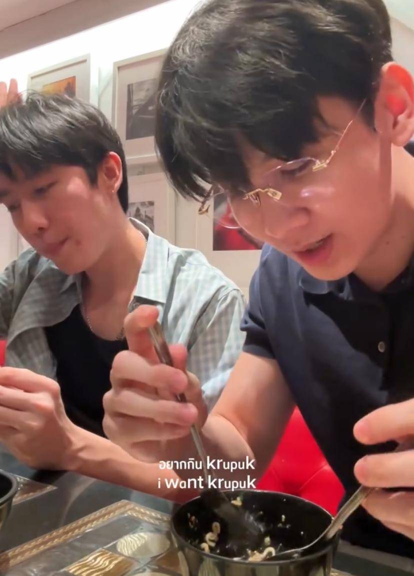 potret Bonnadol dan Mark Siwat perdana cobain seblak