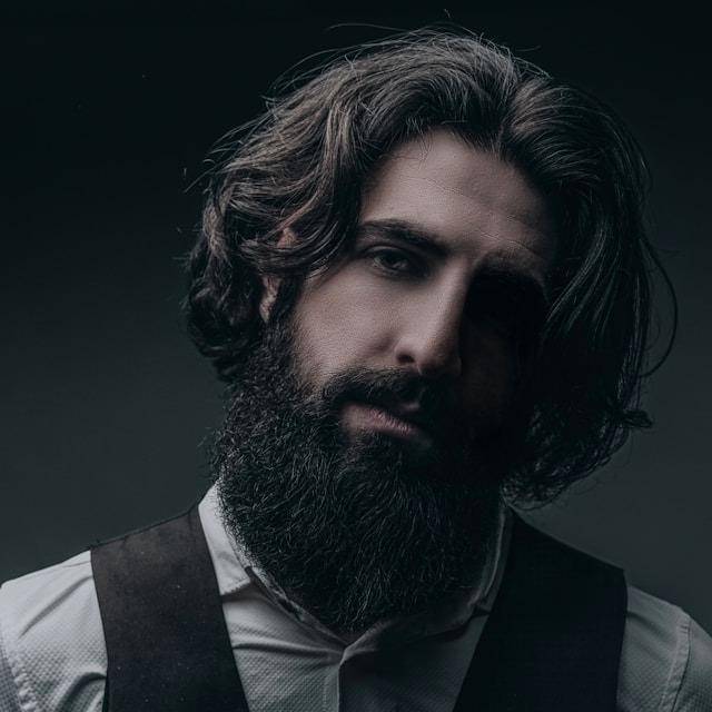 ilustrasi gaya rambut mengembang pria (unsplash.com/IsaaK Alexandre KaRslian) 