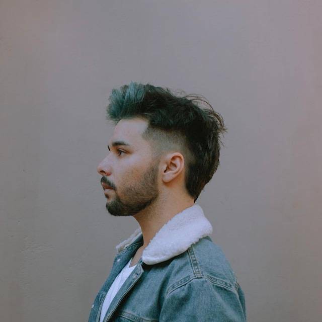 ilustrasi gaya rambut mengembang pria (unsplash.com/Mike Santos) 