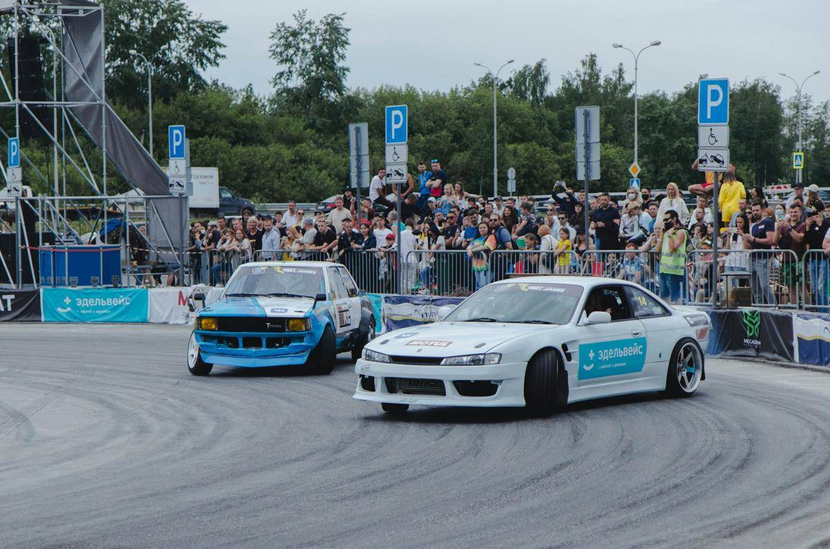 ilustrasi mobil drifting (unsplash.com/Mikhail Tyrsyna)
