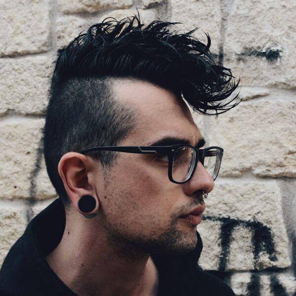 ilustrasi gaya rambut mengembang pria (unsplash.com/Panos Sakalakis) 