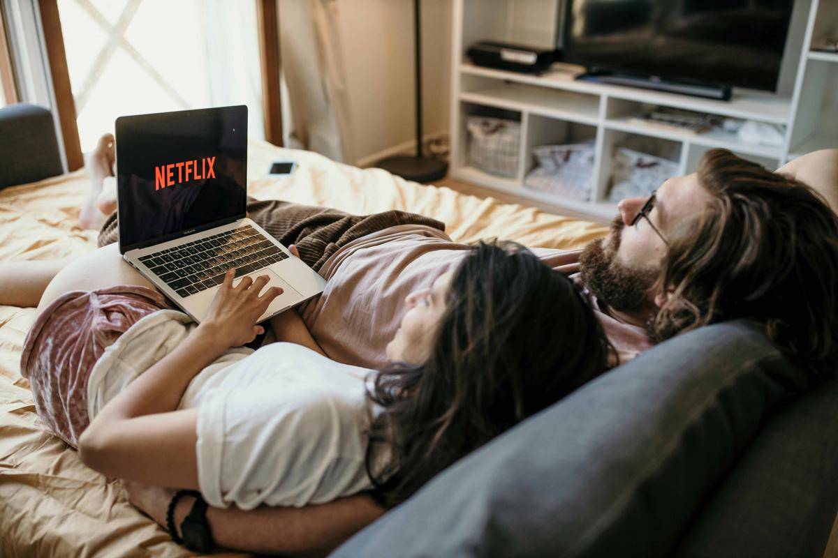 potret pasangan menonton netflix (pexels.com/Anastasia Shuraeva)
